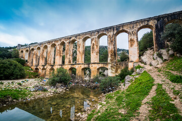 Obraz premium Ancient Haroune Aqueduct hidden in the hills near Moulay Idriss Zerhoun on river 