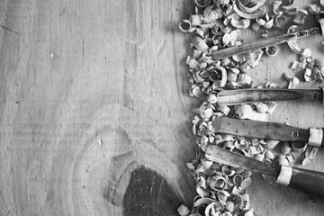 gubias para tallar en madera, fondo madera, imagen blanco y negro