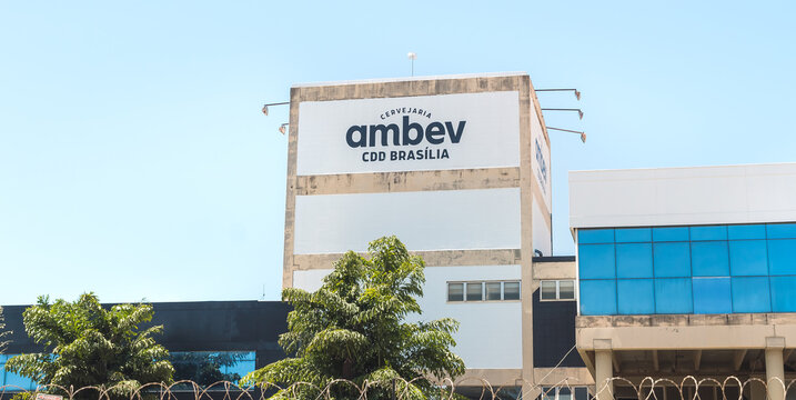 Ambev. Bebidas, Cerveja, Refrigerante. Fotografia da fachada do pr&eacute;dio da Ambev CDD Bras&iacute;lia.