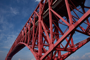 青空と赤い鉄橋