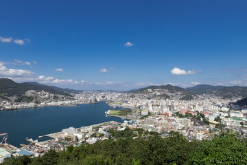 Fototapeta na wymiar 鍋冠山公園から見た晴天の長崎市街地眺望