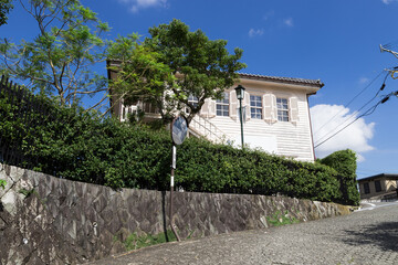 南山手の坂道と旧スチイル記念学校