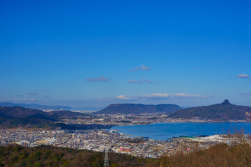 Obraz premium 香川県さぬき市街並み 瀬戸内海 屋島と五剣山