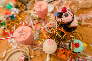 Fototapeta na wymiar Set de fiesta de cumpleaños nocturna a color con globos, pastelillos, palomitas, dulces y mucha diversión para usar como background 