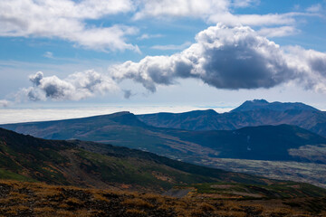 秋の北海道・大雪山で見た、北海岳山頂付近の風景と空に浮かぶ雲