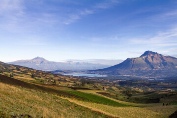 Fototapeta premium Paisaje con montañas, cielo, nubes y lago San Pablo en Ecuador