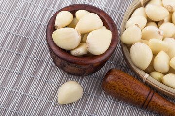 Fototapeta na wymiar Pile of peeled garlic in a bowl.