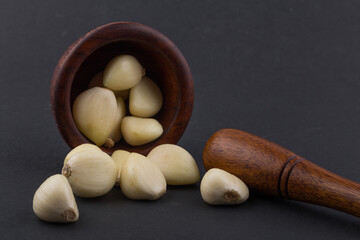 Pile of peeled garlic in a bowl.