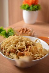 Noodle with sauce and chicken. 