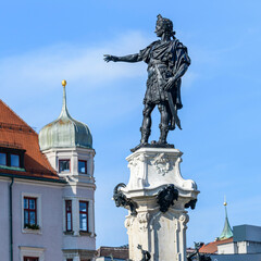 Obraz premium Einer der Augsburger Prachtbrunnen - der Augustusbrunnen auf dem Rathausplatz