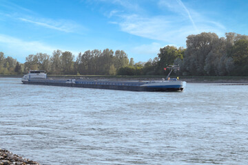 Obraz premium Binnenschiff auf dem Rhein bei blauen Himmel