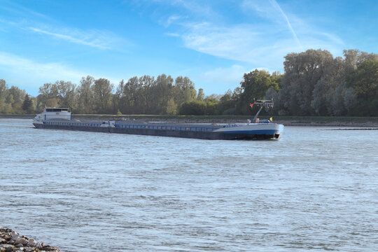 Binnenschiff auf dem Rhein bei blauen Himmel
