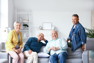 Obraz premium Senior people sitting on sofa at home