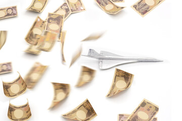 お金を撒き散らすコンコルドのミニチュア 

