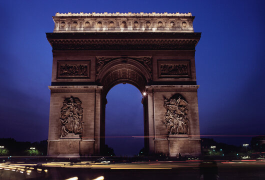 Triumphal arch in a city, Arc De Triomphe, Paris, Ile-de-France, France