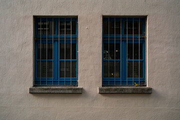 2 blaue Fenster