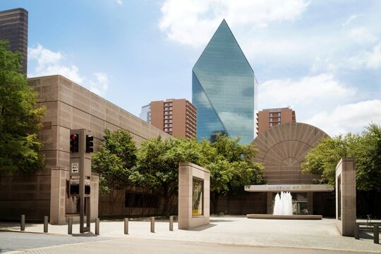 USA, Texas, Dallas, Water Fountain In Front Of Entrance To Museum Of Art, Fountain Place Building In Background