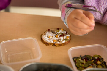 Handmade accessories utilizing natural materials for children_06