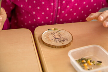 Handmade accessories utilizing natural materials for children_05