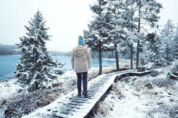 Frau im Winter am Wanderweg