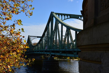 Glienicker Brücke über den Fluss Havel im Herbst, Berlin / Potsdam