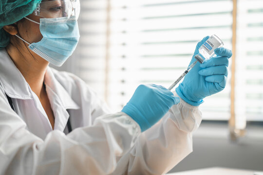 Close Up, Doctor Or Scientists Filling Syringe With Trial Vaccine Coronavirus(COVID-19) In Laboratory Room, Concept For Research And Development Of A Vaccine Against Pathogens