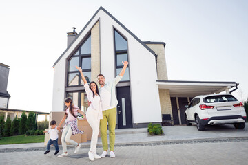 Photo portrait of cheerful big happy family parents laughing greeting spending leisure with little kids brother sister playing outside