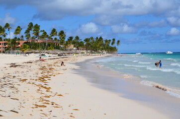 Fototapeta na wymiar Tropical white sandy beach. Summer paradise holiday destination.