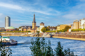Düsseldorf, Stadt am Rhein