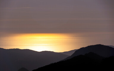 Obraz premium sunset in the mountains over the sea