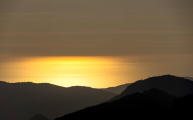 Obraz premium sunset in the mountains over the sea