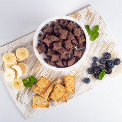 quick milk breakfast with berries and cookies