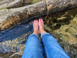 Füsse baden im kalten Bergbach