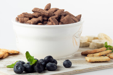 quick milk breakfast with berries and cookies