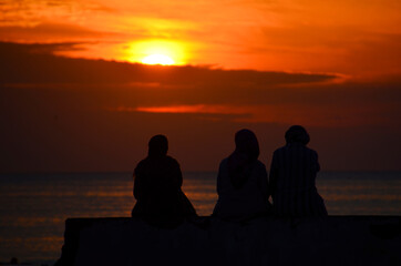 Frauensilhouetten im Sonnenuntergang