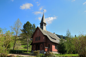 Fototapeta na wymiar Die Evangelische Kirche von Ottenhöfen im Stil einer norwegischen Stabkirche