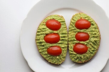 Bread with avocado and tomatoes.