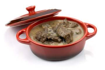 civet de sanglier sauce au poivre isolé sur un fond blanc