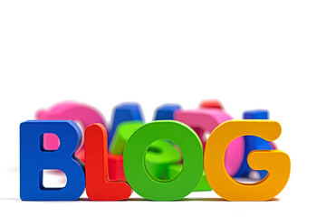 Fototapeta premium Blog, bunte Holzbuchstaben vor weißem Hintergrund