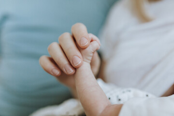 Hand in Hand, Mama und Baby