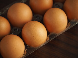 机の上のパックに入った卵