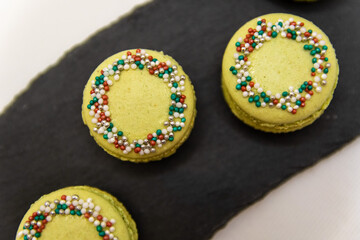 Grüne Macarons mit Perlen verziert