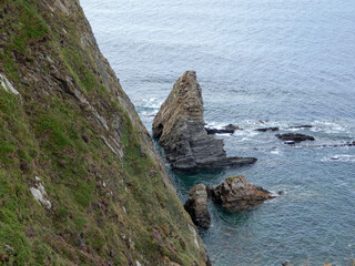 Paisaje de mar, rocas, playas y acantilados del norte de España.