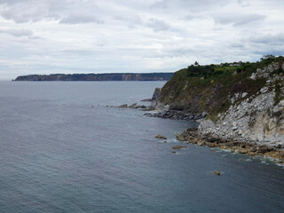 Paisaje de mar, rocas, playas y acantilados del norte de España.