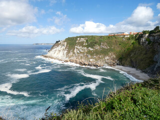 Paisaje de mar, rocas, playas y acantilados del norte de España.