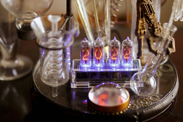 orologio a valvole vecchie con provette  di vetro di laboratorio chimico