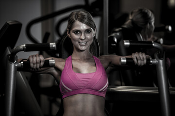 Fototapeta na wymiar beautiful athletic woman working ab intervals in fitness gym