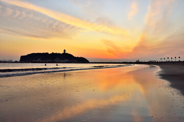 Naklejka premium オレンジ色に染まる江ノ島東浜海岸の夕景