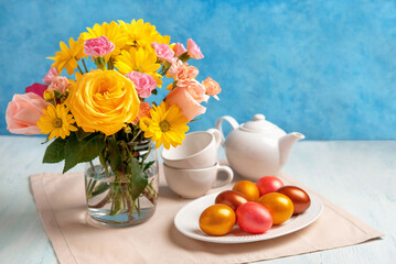 Easter table setting with easter eggs and spring flowers. Happy Easter.