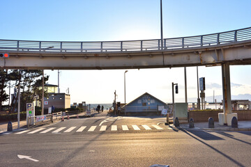 Fototapeta na wymiar 湘南西浜サークル歩道橋下から見える湘南海岸
